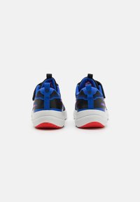 Des chaussures de course avec une tige en mesh bleu et des accents noirs, un intermédiaire blanc et une semelle extérieure rouge. Comprend des languettes pour un enfilage facile.