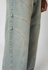 EIGHTYFIVE DIVIDING SEAM - Traperice opuštenog kroja - island blue