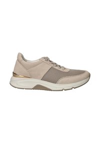 Beige sportieve schoenen van suede en mesh materiaal, met een ronde neus, vetersluiting en een gouden accent bij de hak.