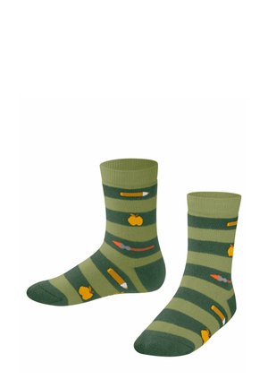 Grün gestreifte Socken mit orangen Akzenten und Grafiken eines Bleistifts, eines Apfels und eines Pinsel. Stricktextur mit gerippten Bündchen.