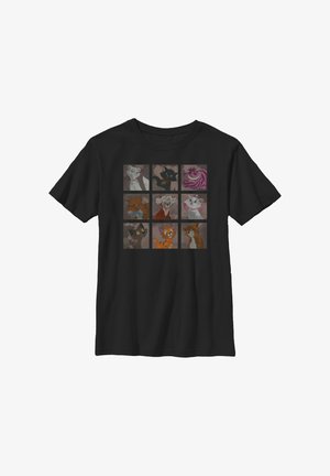 Maglietta nera con una griglia 3x3 di gatti illustrati, ognuno con colori ed espressioni distinti su uno sfondo marroncino.