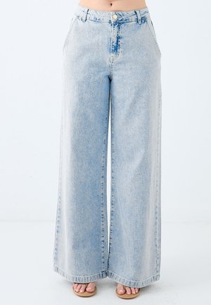 Lichtblauwe hoge taille wijde jeans gemaakt van denim, met een sluiting aan de voorkant met knoop, riemlussen en zijzakken.