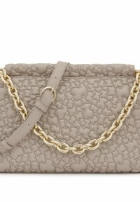 Beżowa torebka skórzana z teksturą o charakterystycznym puszystym wzorze, z złotym łańcuszkiem i płaskim zapięciem u góry.