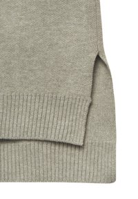 Hellgrauer Pullover mit weicher Textur, der über gerippte Bündchen und einen kleinen seitlichen Schlitz für ein ergonomisches Design verfügt.