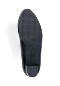 Semelle de chaussure noire avec un motif texturé pour l'adhérence. Présente un matériau supérieur lisse et brillant ainsi qu'un talon bloc pour la stabilité.