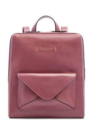Zaino quadrato in pelle rosa scuro con una grande tasca frontale stile busta e scritta del marchio dorata sulla parte superiore.