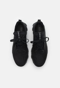 Scarpe da ginnastica nere con una tomaia in suede e mesh, punta rotonda, design stratificato, lacci a contrasto e suola in gomma testurizzata.
