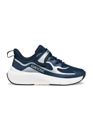 Zapatilla deportiva azul marino con detalles en blanco y plata, cierre de velcro, cordones y suela blanca gruesa, con la marca "GEOX" en el lateral.