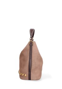 Borsa a secchiello in suede di un morbido beige con una tracolla in pelle marrone, caratterizzata da un accento in metallo dorato e un design con fondo arrotondato.