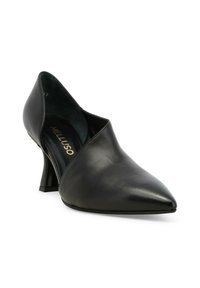 Scarpa nera in pelle con punta affusolata e tacco basso, caratterizzata da un design asimmetrico unico e una superficie liscia. Marchio dorato visibile all'interno.
