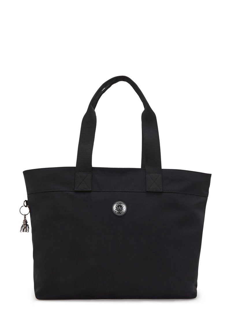 Sort totebag lavet af slidstærkt stof, med to solide håndtag, et rundt logo og en dekorativ charme på siden.