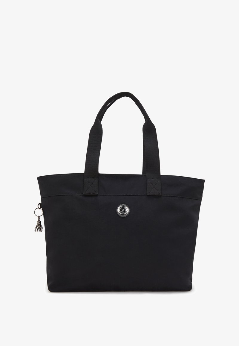 Sort totebag lavet af slidstærkt stof, med to solide håndtag, et rundt logo og en dekorativ charme på siden.