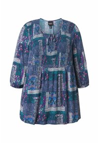 Multifarvet tunika i nuancer af blå, lilla og pink; har rund halsudskæring, bindebånd og 3/4 ærmer med et let design.
