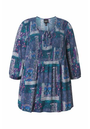 Multikleurige tuniek in tinten van blauw, paars en roze; heeft een ronde halslijn, strikdetail en 3/4 mouwen met een luchtig ontwerp.