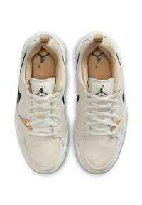 Scarpe sportive bianche con tessuto a rete testurizzato, dettagli neri, fodera interna beige, design con lacci, logo in rilievo sulla linguetta e sul lato.