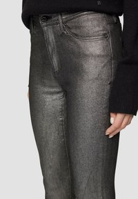 Metaliczne czarne dżinsy o dopasowanym kroju, z klasycznym pięciopocketowym stylem, subtelnym połyskiem oraz standardowym zapięciem na guzik i zamek.