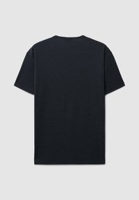 T-shirt nero a maniche corte realizzato in tessuto testurizzato, con una vestibilità casual e scollo arrotondato. Senza loghi o motivi visibili.