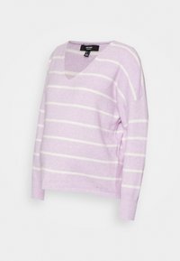 Fioletowy sweter w białe poziome paski, z dekoltem w serek, długimi rękawami, ribbowymi mankietami i luźnym krojem. Miękka tekstura.