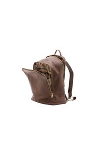 Sac à dos en cuir brun avec deux zips, extérieur texturé, doublure à motifs écossais et bretelles réglables. Présente une forme unique et des détails soignés.