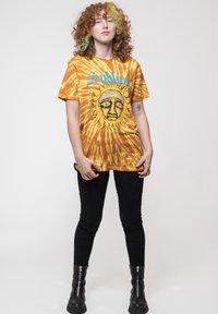 Paradiso Clothing SUBLIME SUN FACE TIE DYE - Print T-shirt - orange