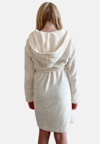 Hvid fyldig hættebadekåbe med lange ærmer, bindebælte og blød tekstur. Har en hætte på ryggen og knælang længde.