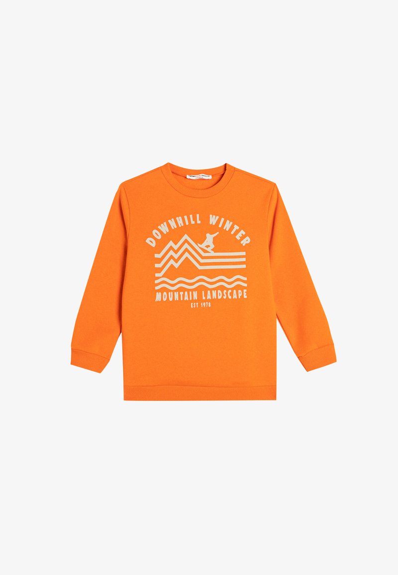 Oranje sweatshirt met een berglandschap grafiek met een snowboarder, witte tekst met "DOWNHILL WINTER," en geribbelde boorden.
