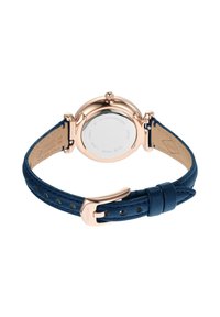 Montre en acier inoxydable rose gold avec un bracelet en cuir bleu, présentant une texture lisse, un design minimaliste et une boucle polie.