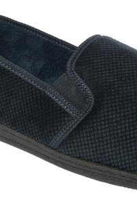 Pantofole nere in tessuto con superficie testurizzata, apertura elastica, morbida fodera e una suola in gomma resistente con dettagli di cucitura discreti.