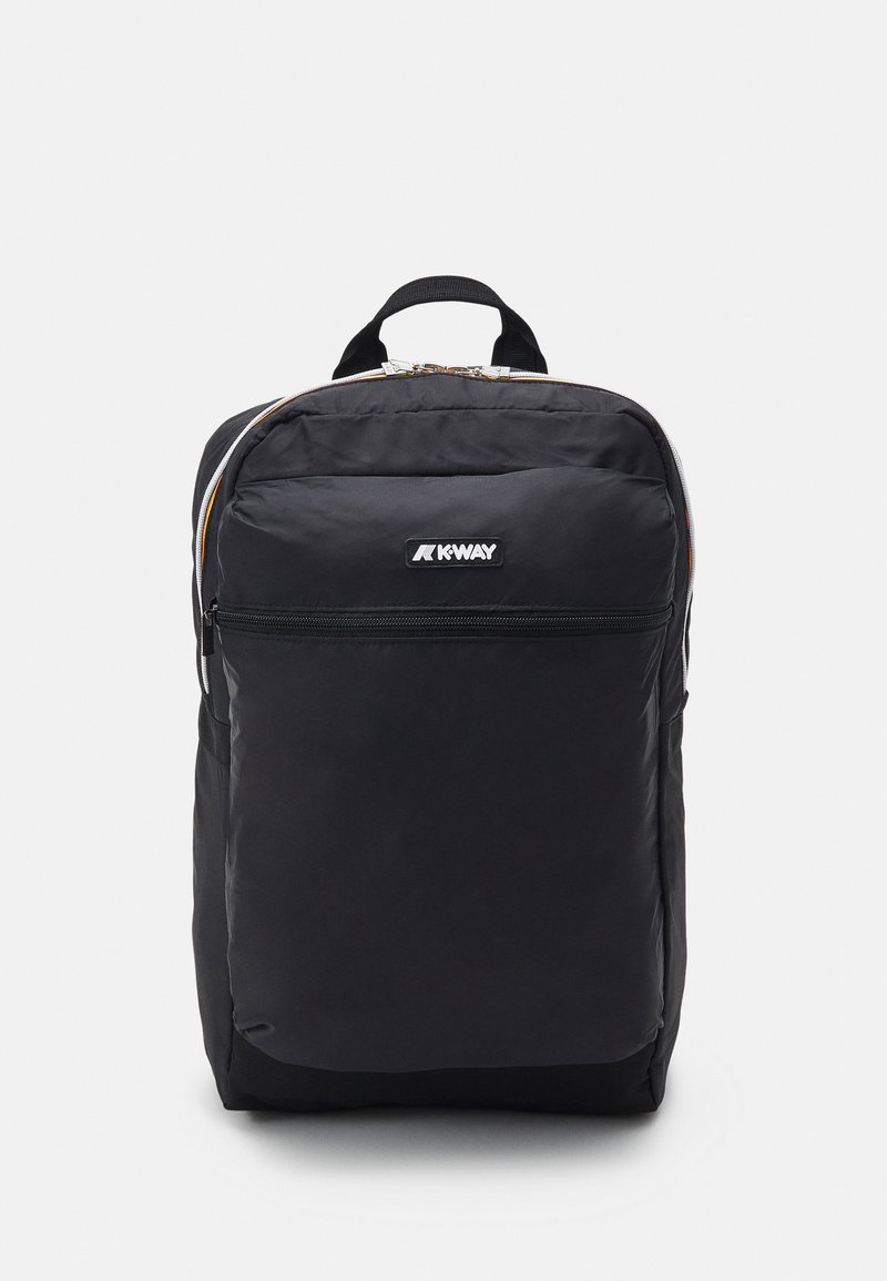 Sac à dos noir en nylon avec une texture lisse, comportant une poche zippée à l'avant, un patch logo et une poignée en haut ; conçu avec des bretelles rembourrées.