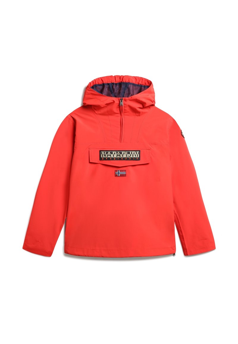 Chaqueta impermeable roja con capucha, bolsillo delantero y cremallera. Presenta una marca en el bolsillo y un acento de bandera noruega. Tela duradera.