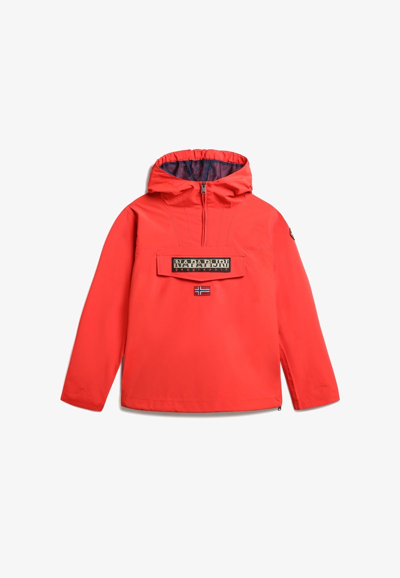 Chaqueta impermeable roja con capucha, bolsillo delantero y cremallera. Presenta una marca en el bolsillo y un acento de bandera noruega. Tela duradera.