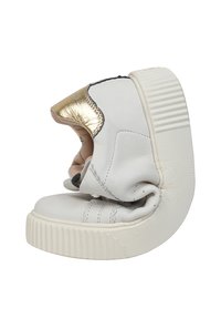 Sneaker bianca in pelle con design piegato, accento metallico oro al tallone, suola in gomma testurizzata e fodera interna rosa chiaro.