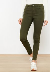 LolaLiza WITH PUSH-UP - Slimfit džínsy - khaki darky