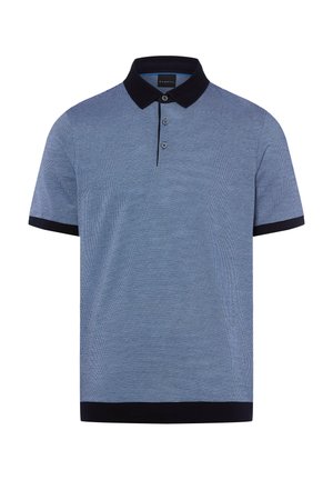 Niebieska koszulka polo z krótkim rękawem z cienkimi poziomymi paskami, czarnym kołnierzem, plisą z guzikami i czarnymi wykończeniami na rękawach i dole.