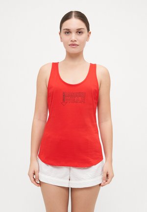 Punane tops, mis on valmistatud pehmest puuvillast, ümmarguse kaelusega ja graafilise disainiga, mis sisaldab musta teksti "UNDER MOSCHINO WEAR".