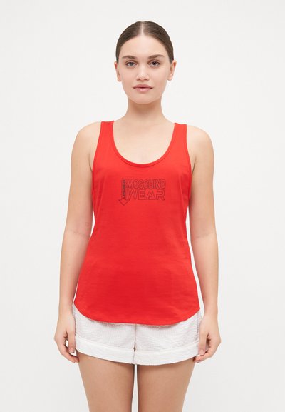 Débardeur rouge en coton doux, avec un col rond et un design graphique incluant le texte "UNDER MOSCHINO WEAR" en noir.