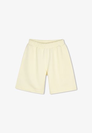 Shorts extensibles jaune clair avec une ceinture élastique, présentant une coupe décontractée et une texture de tissu lisse, se terminant juste au-dessus des genoux.