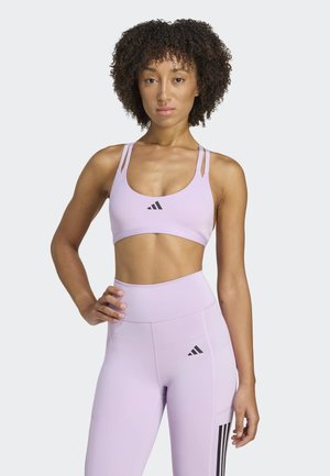 Paarse sport-bh met een scoop hals en dunne bandjes, gecombineerd met bijpassende hoge taille legging met zwarte horizontale strepen.