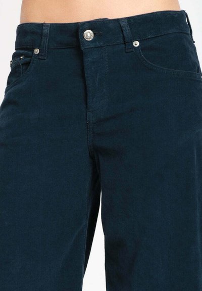 Pantaloni in corduroy blu marino caratterizzati da una vestibilità dritta, tasche anteriori, chiusura con zip e bottone metallico. Il tessuto ha una finitura morbida e testurizzata.