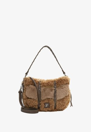 Bolso de mano de pelo sintético marrón con un exterior texturizado, que presenta acentos suaves, una correa de hombro desmontable y un parche con el logo en la parte frontal.