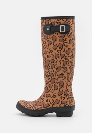 Botte de pluie haute en caoutchouc marron avec imprimé léopard noir et marron foncé, semelle noire et sangle noire réglable avec boucle argentée près du haut.