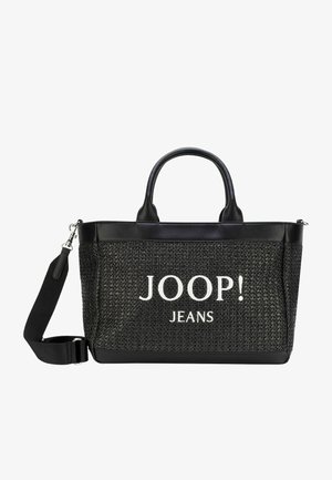 Czarna torebka typu tote z teksturowanej tkaniny, z dwoma uchwytami, regulowanym paskiem na ramię i logo "JOOP! JEANS" w białym kolorze z przodu.