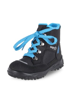Schwarzer und blauer Outdoor-Hochschaftstiefel mit strukturierter Sohle, blauen Schnürsenkeln, zu einer Schleife gebunden, und gepolstertem blauem Innenfutter.