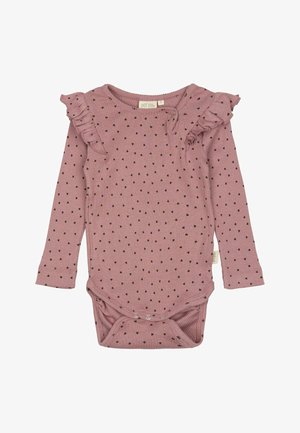 Tutina rosa a maniche lunghe con motivi a cuore neri, texture a costine, volant sulle spalle e chiusura a scatto sul fondo per una facile vestizione.