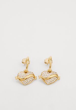 Zlatne kružne naušnice sadrže privjeske u obliku srca ukrašene prozirnim rhinestones, sa detaljima od trakastog naglaska na kojem je ugravirano "access."