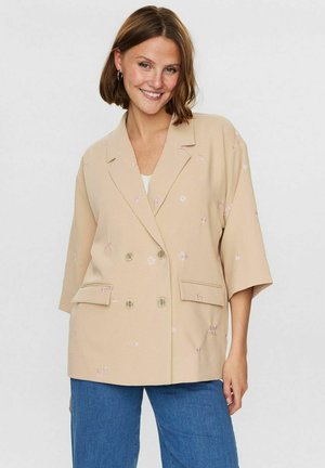 Beige dubbelzijdig blazer met bloemborduursel, korte mouwen, twee voorkwamen en lichtgekleurde knopen tegen een effen achtergrond.
