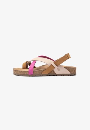 Sandales marron et beige avec des touches de rose. Fabriquées en daim et en liège, elles présentent un design à brides croisées et une semelle en caoutchouc texturé pour une meilleure adhérence.