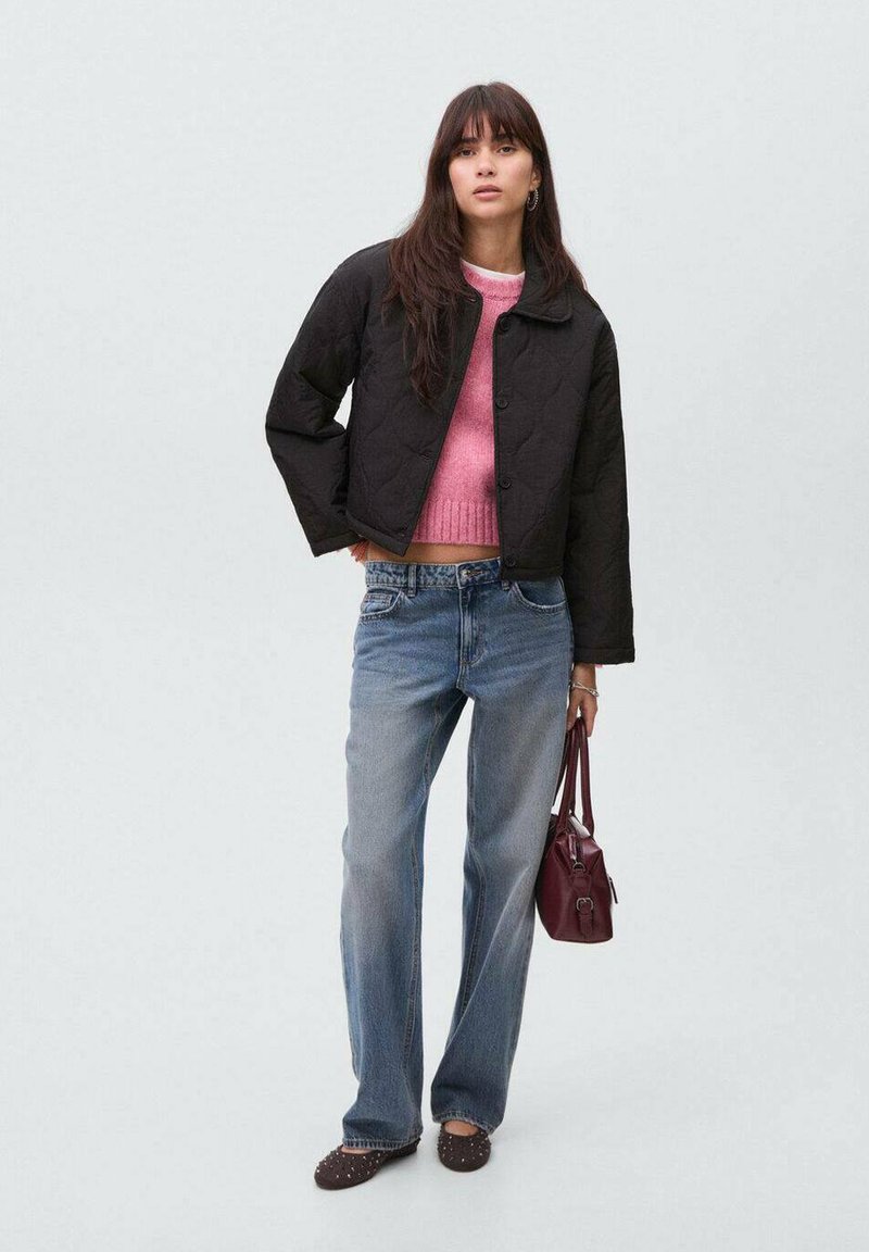 Jachetă neagră umplută, pulover roz tricotat, blugi lejeri albăstrui, pantofi maro închis cu tălpi plate și cu ținte, și o geantă mică maro bordeux.