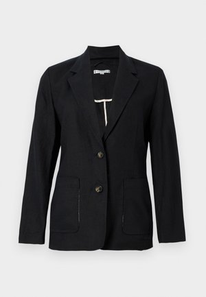 Czarny jednorzędowy blezer z klapami z wcięciem, dwoma przednimi kieszeniami i dwoma guzikami, prezentowany na jednolitym jasnoszarym tle.