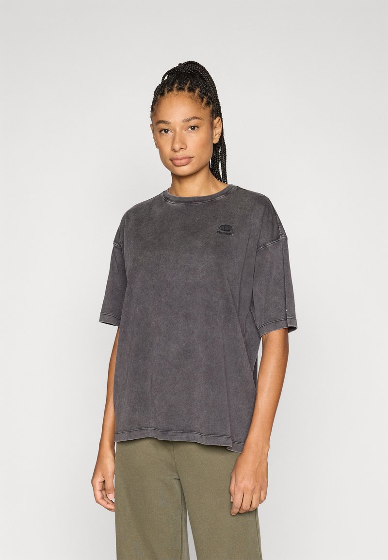 Γκρι υπερμεγέθη μπλουζάκι από βαμβακερό ύφασμα με ξεβαμμένη όψη, με στρογγυλή λαιμόκοψη και κοντά μανίκια, με μικρό λογότυπο στο στήθος.
